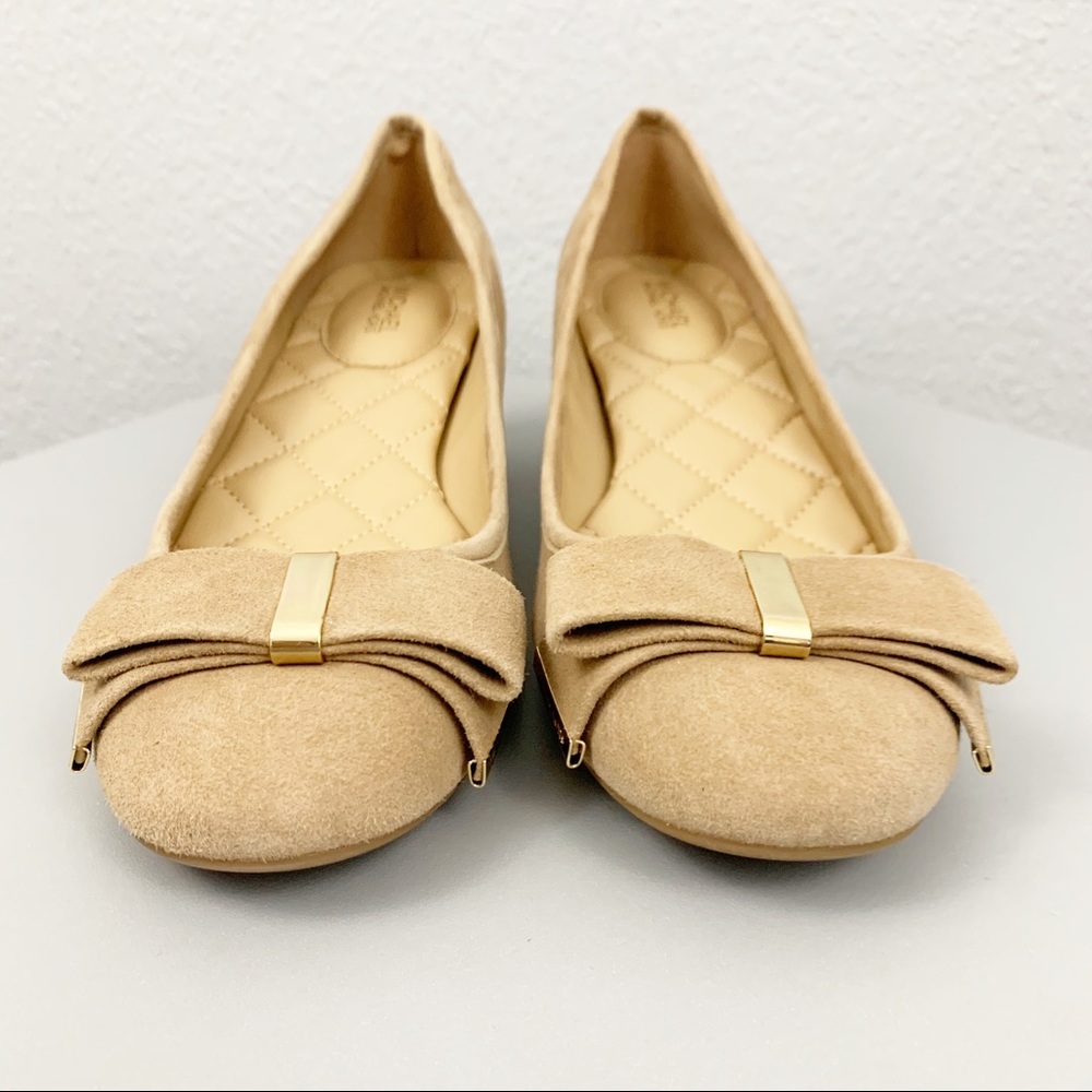 Michael KORS Kiera Block Heel Bow Pumps - Picture 2 of 8